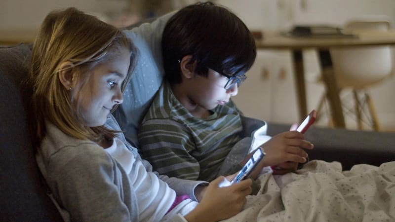 La pediatra Gatell advierte sobre los peligros de las pantallas en niños. Foto: Pexels.