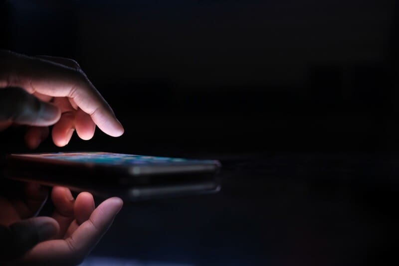 Su recomendación es sencilla pero desafiante: reducir el uso del celular desde que se empieza el día hasta la hora de dormir. (Imagen: archivo)