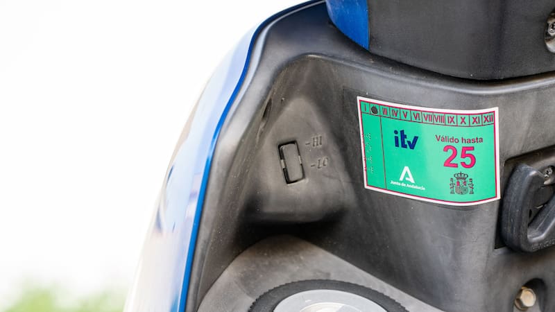 En 2025, los centros de ITV seguirán recibiendo miles de vehículos, salvo los exentos por normativa.(Fuente: Shutterstock)