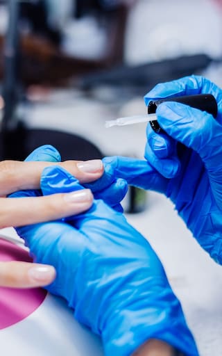 El Gobierno ordenó retirar el esmalte más utilizado por las mujeres: representan un riesgo para la salud humana