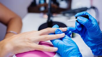 El Gobierno ordenó retirar el esmalte más utilizado por las mujeres: representan un riesgo para la salud humana