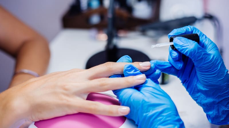 El Gobierno ordenó retirar el esmalte más utilizado por las mujeres: representan un riesgo para la salud humana.