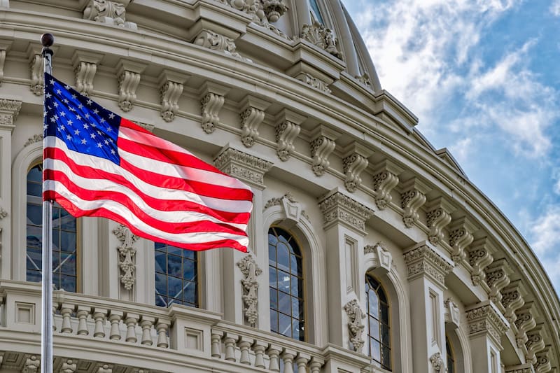 El traslado se aplica de forma automática bajo el Código Federal 5 U.S.C. 6103(b), que establece que cuando un feriado nacional cae en sábado, el viernes anterior es el día de descanso reconocido.