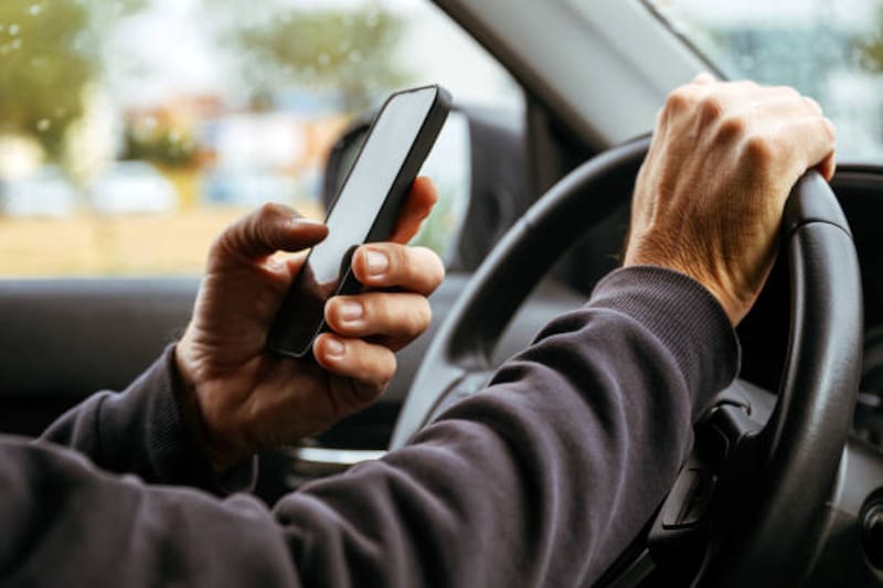 Los conductores californianos serán multados si utilizan sus celulares mientras manejan. Fuente: Archivo.