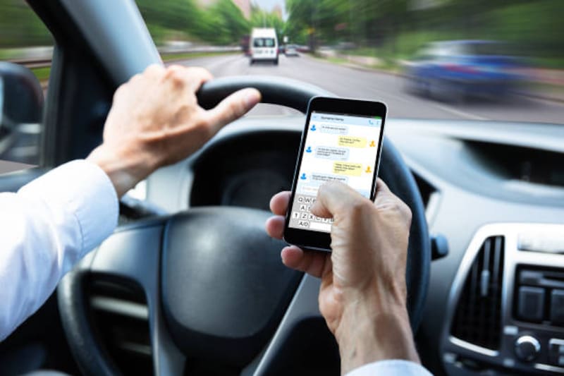 California endureció su ley de tránsito y cobrará multas a los conductores que se distraigan con sus celulares. Fuente: iStock.