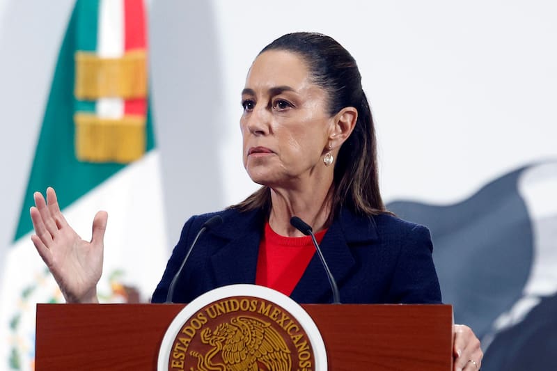 Claudia Sheinbaum enfrenta crecientes cuestionamientos por el futuro financiero del Tren Maya y el cambio de estrategia del proyecto.