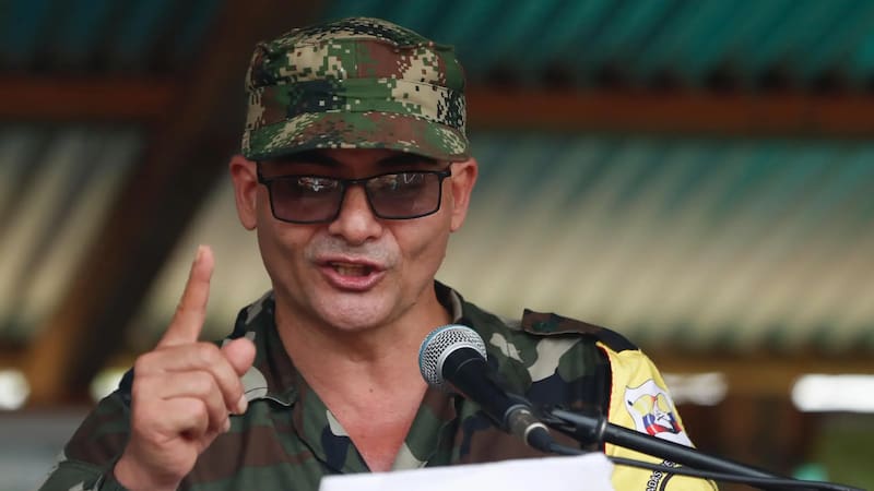 El Instituto de Medicina Legal confirmó que Iván Mordisco no se encuentra entre los cuerpos recuperados tras el bombardeo en Vaupés y Guaviare, mientras fuentes indican que estaría herido y huyendo en la selva. (Fuente: EFE)