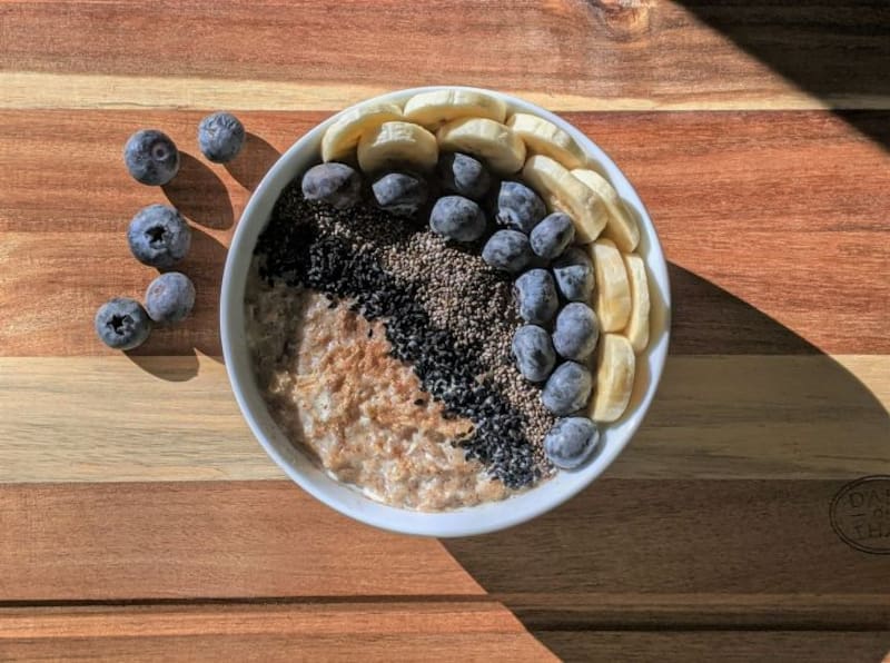 El sésamo es una semilla versátil, fácil de incorporar a todas las comidas del día, empezando con el bowl de frutas del desayuno.