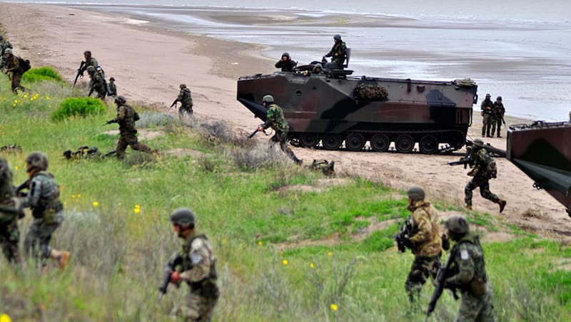 Es un ejercicio militar del que participan fuerzas navales, aeronavales e infantería de marina de cinco países: Argentina, Brasil, Bolivia, Paraguay y Uruguay.
