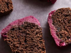 Budín de avena, cacao y frutos rojos: la receta saludable, llena de fibra y antioxidantes