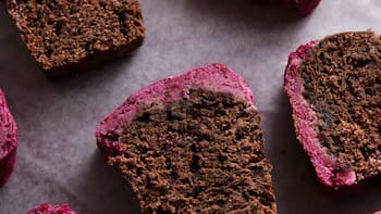 Budín de avena, cacao y frutos rojos: la receta saludable, llena de fibra y antioxidantes