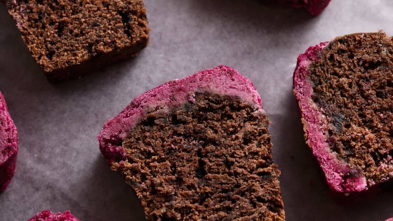 Budín de chocolate saludable elaborado con cacao puro y banana, sin harinas refinadas. (Fuente: Archivo)