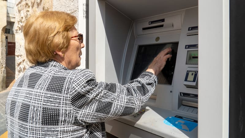 En lo que respecta a las extracciones de efectivo, el umbral informativo es de $10 millones acumulados durante el mes, tanto para personas humanas como para personas jurídicas. (Fuente: Shutterstock)