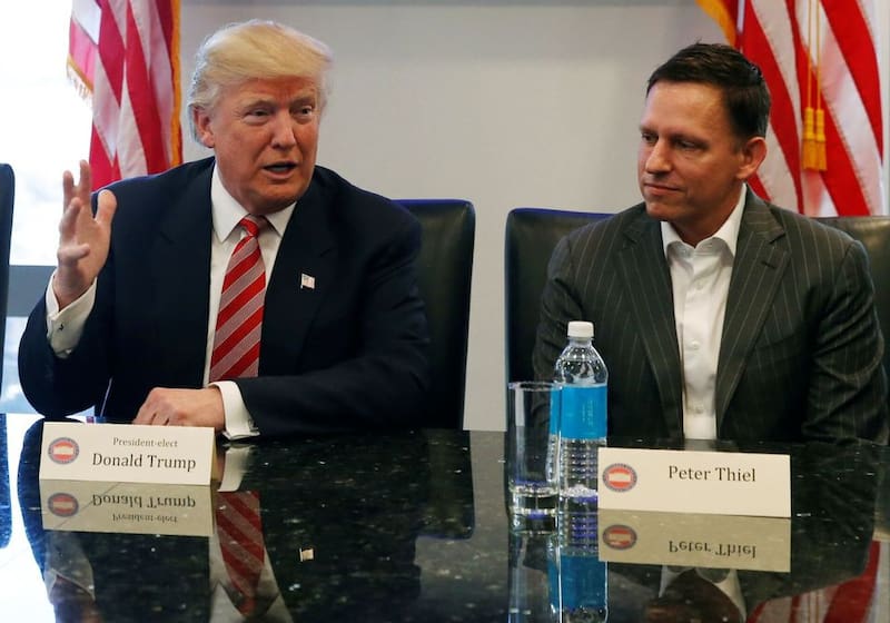 Donald Trump junto a Peter Thiel, magnate tecnológico y aliado del presidente. Imagen: archivo.