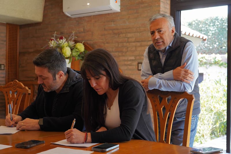 Luis Petri y Pamela Verasay firmando su candidatura junto a Alfredo Cornejo