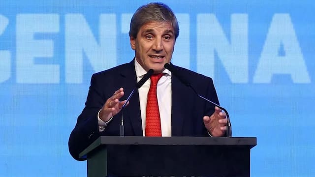 Caputo defendió el precio del dólar con una ironía: “Atrasado”