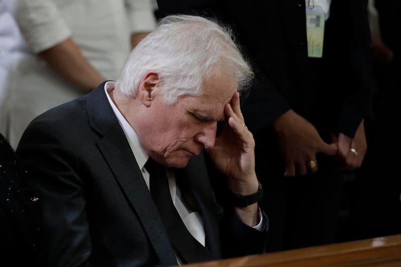 Miguel Uribe Londoño en el funeral de su hijo, Miguel Uribe Turbay.