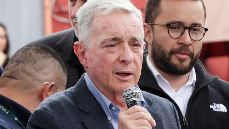 El presidente Petro llamó “HP” a Álvaro Uribe tras sus declaraciones durante la tensión con EE.UU. y escaló el choque con la oposición. (Foto: Archivo/EFE)