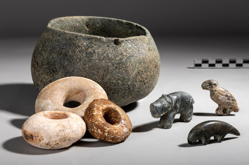 Una vasija de piedra con tres figuritas de animales en su interior hallada en la excavación neolítica de Karahantepe, en el sureste de Turquía. Foto: EFE