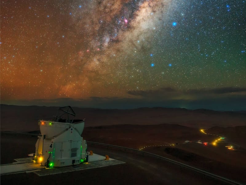 El equipo utilizó el telescopio VLT del ESO y otros instrumentos para analizar el comportamiento de este planeta errante. (Fuente: Wikimedia Commons / ESO / B. Tafreshi)