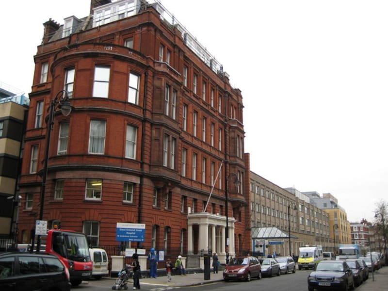 El hospital Great Ormond Street de Londres debió desenterrar la cápsula del tiempo ya que estaba en el espacio una nueva unidad de oncología pediátrica (Fuente: Wikimedia Commons / Nigel Cox)