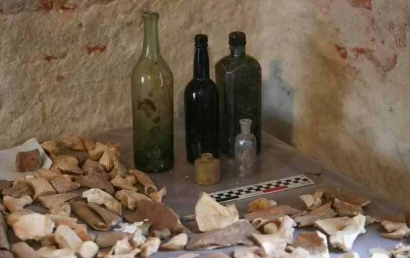 Los restos arqueológicos incluyen botellas, pipas, proyectiles y restos óseos que revelan la vida cotidiana en Montevideo colonial. (Fuente: Archivo)