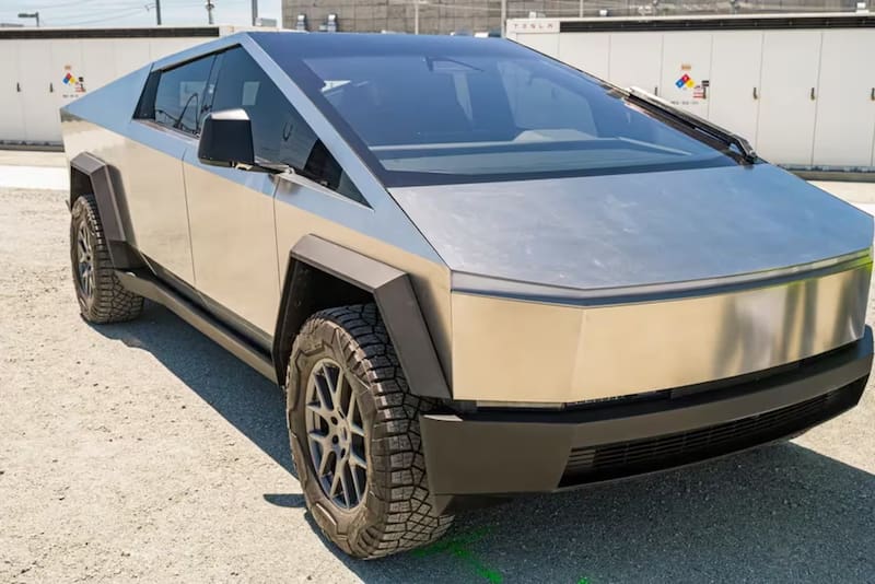 La Tesla Cybertruck se destaca por su carrocería en acero inoxidable y sus fuertes ángulos.