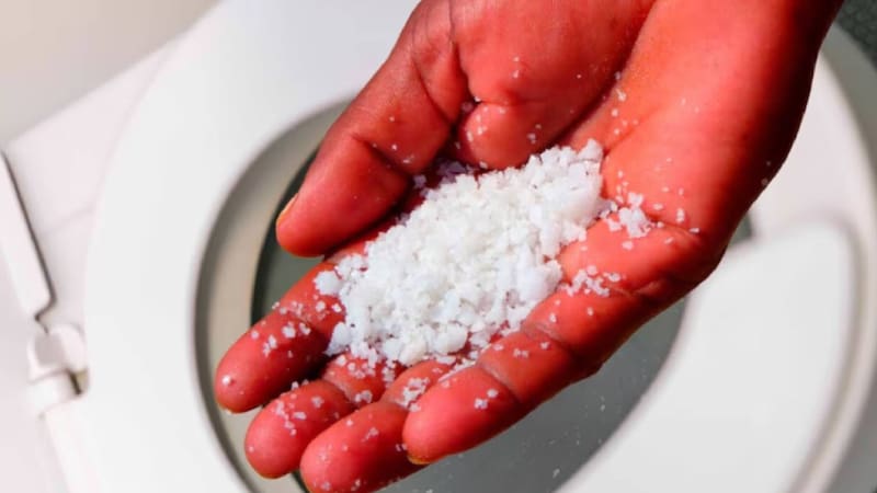Pocos lo saben: por qué hay que tirar sal en el inodoro y cada cuánto hacerlo