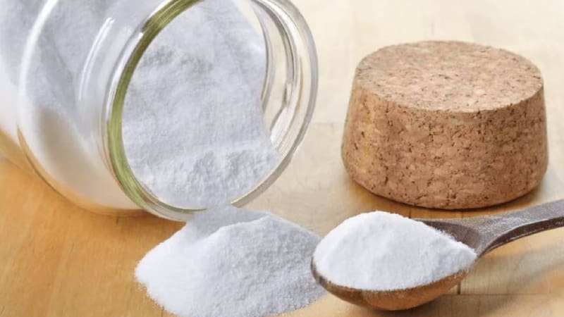 Esta poderosa mezcla se hacer al combinar sal y jabón para lavavajilla.