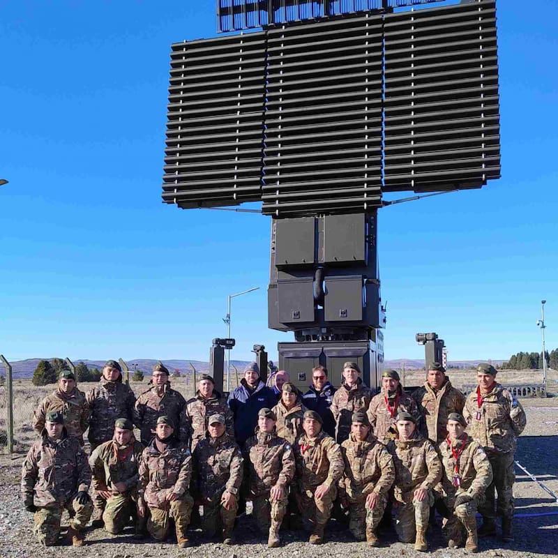 El radar RPA-200M producido por INVAP, junto a efectivos del Ejército.