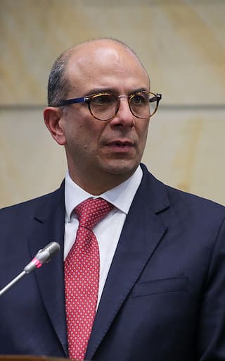 El magistrado Carlos Camargo Assís presiona para que se caiga la emergencia económica de Petro en la Corte Constitucional