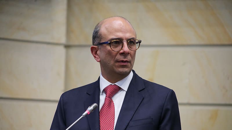 El magistrado Carlos Camargo Assís presiona para que se caiga la emergencia económica de Petro en la Corte Constitucional.