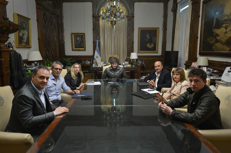 La mesa política con funcionarios de confianza de Milei: Manuel Adorni, Martín Menem, Karina Milei, Guillermo Francos, Patricia Bullrich y Santiago Caputo