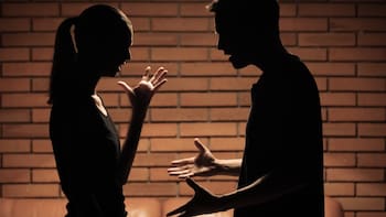 Qué significa que una persona se quede callada para evitar conflictos, según la psicología