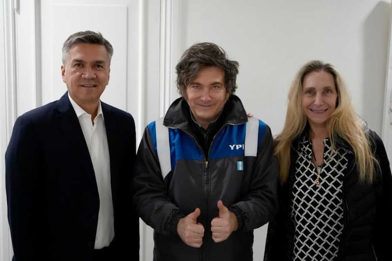 Javier y Karina Milei con el gobernador de Chaco Leandro Zdero