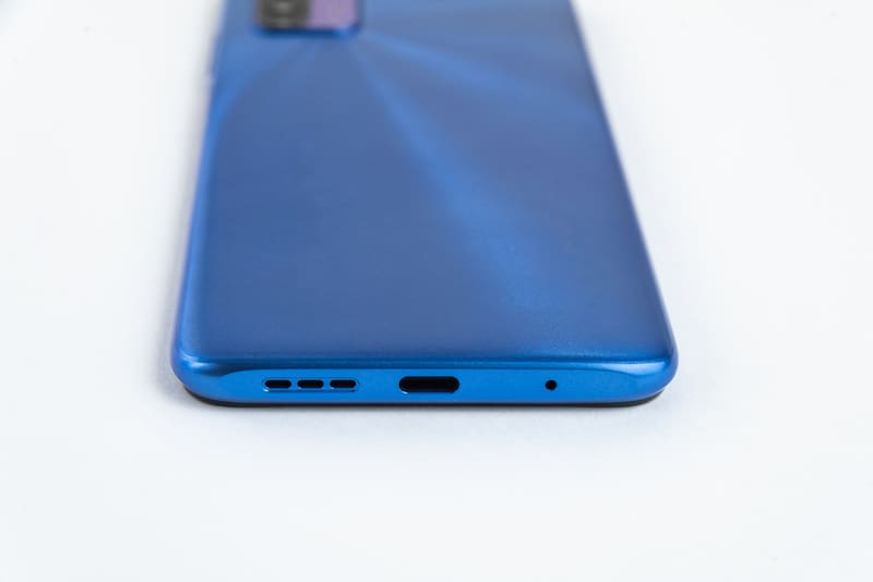 Estos orificios tienen una implementación técnica y son una parte sensible del dispositivo (Fuente: Freepik).