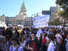 El Gobierno pone en marcha sus proyectos y gana tiempo en la Corte para frenar la aplicación