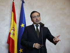 Albares confirma el diálogo entre España y Marruecos para evitar incidentes en la frontera de Ceuta