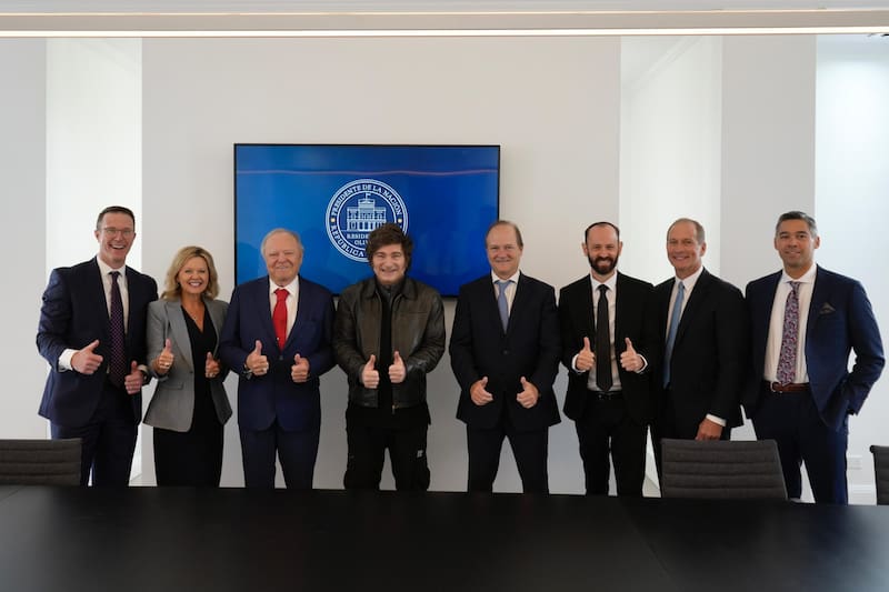 Milei, junto con Hamm, el secretario coordinador de Energía, Daniel González, y los ejecutivos de Continental