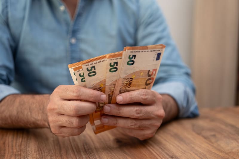 Las cuantías mínimas de las pensiones varían cada año, y en 2026 se espera una nueva revalorización vinculada al IPC. (Fuente: Shutterstock)