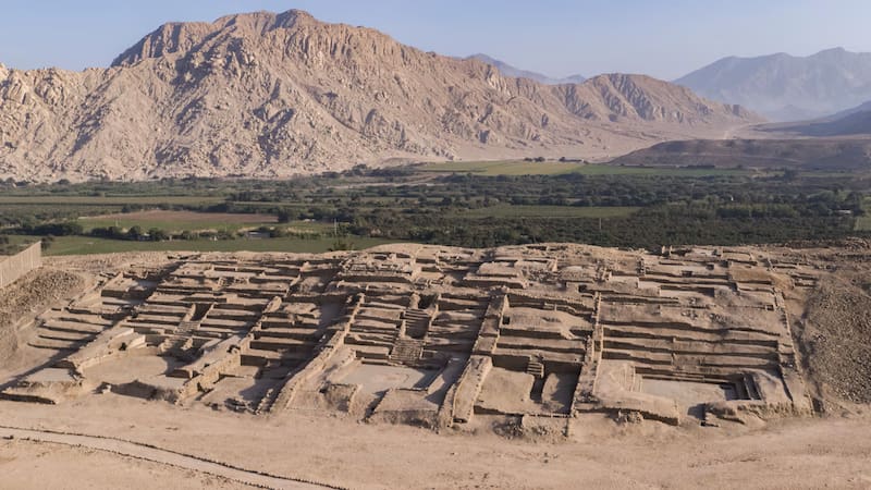 Vista panorámica de las ruinas de Peñico en el valle de Casma, con templos, plazas y áreas residenciales. (Imagen: AlJazeera)