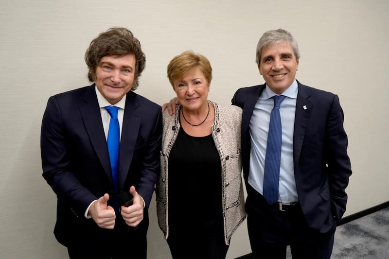 Milei, Georgieva (FMI) y Caputo, felices los tres.