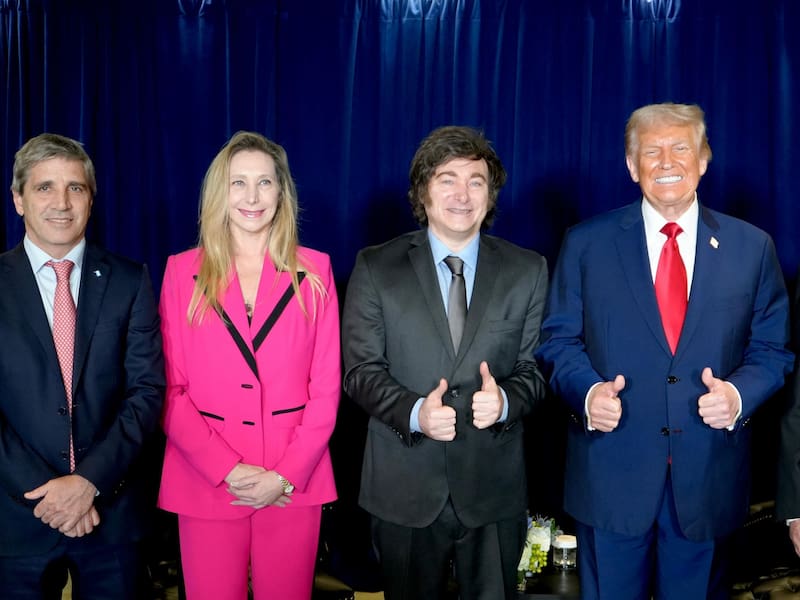 Caputo, Karina y Javier Milei, con Trump
