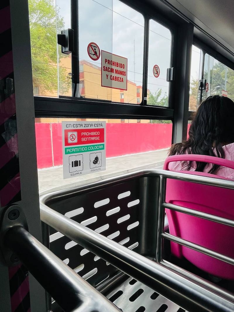 Canastos en el Metrobús para las mochilas. Fuente: archivo.