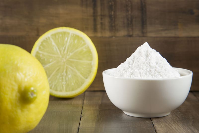 Método casero del bicarbonato y limón para eliminar manchas amarillas de la ropa. Fuente: Shutterstock