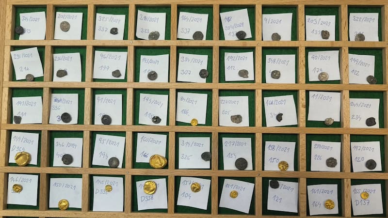 La clasificación de monedas de oro encontradas en Mariánské Týnic.