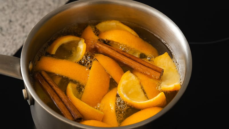 Cáscaras de naranja y vinagre: por qué recomiendan esta combinación natural y para qué sirve. (Imagen: Copilot).
