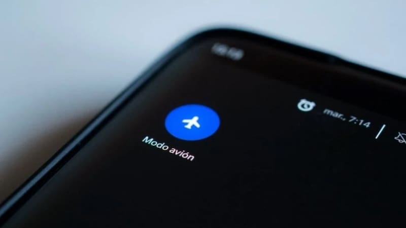 Cargar el teléfono móvil en modo avión se ha convertido en uno de los consejos más efectivos para reducir el tiempo de carga y optimizar el rendimiento energético del dispositivo. Imagen: archivo.