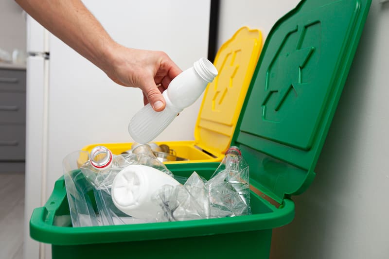 acciones como lanzar un papel, una botella, una colilla o incluso un palillo pueden ser sancionadas por las autoridades competentes. Fuente: Shutterstock