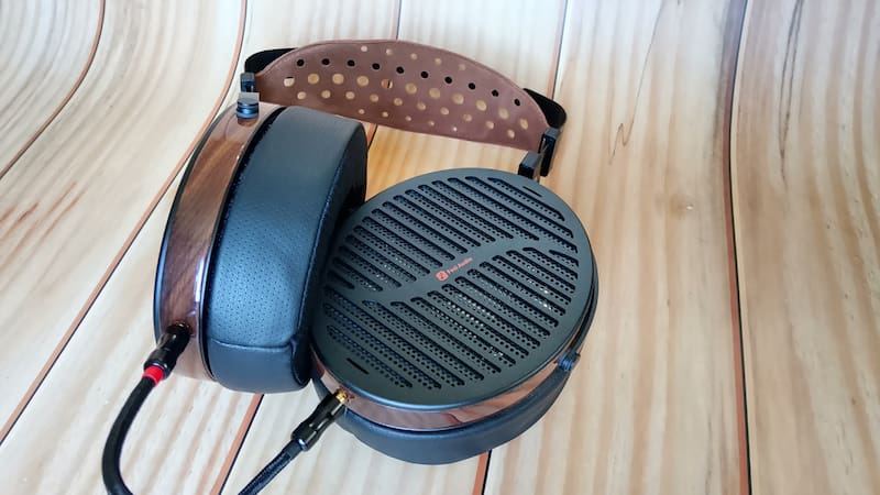 El diseño "open back" y los detalles en madera real caracterizan a los auriculares Fosi Audio i5.